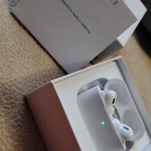 Apple White Earbuds with Charging Case